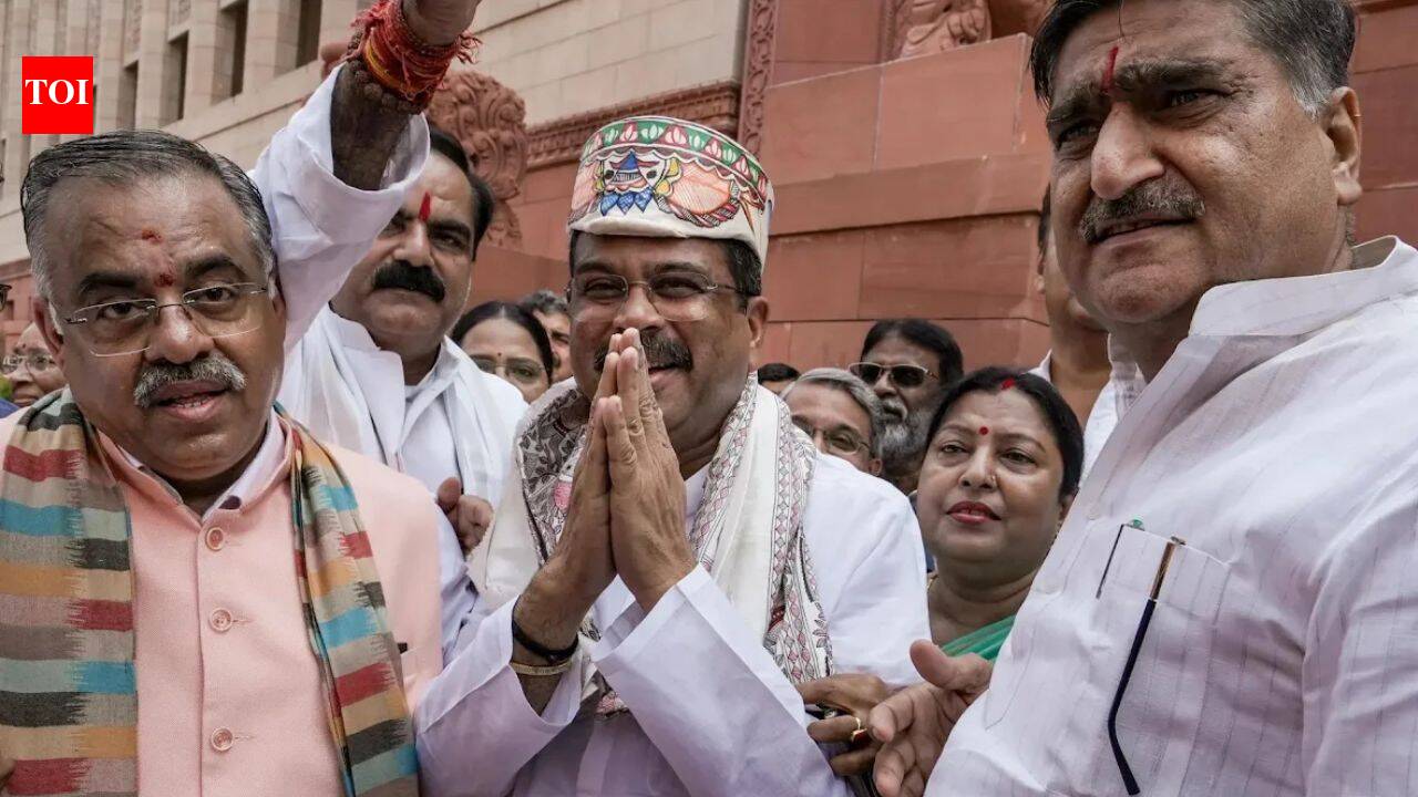 'Pradhan Zindabad': Ex-education minister gets rousing welcome in Parliament