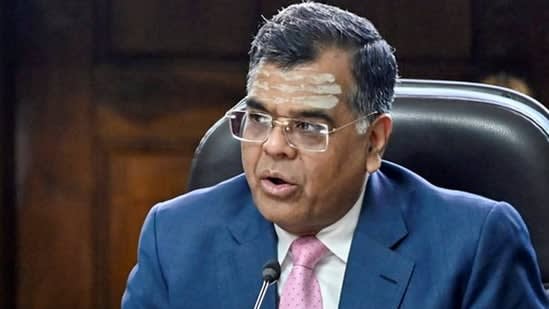 Cabinet secretary urges bureaucrats to break out of 'routine', improve work culture