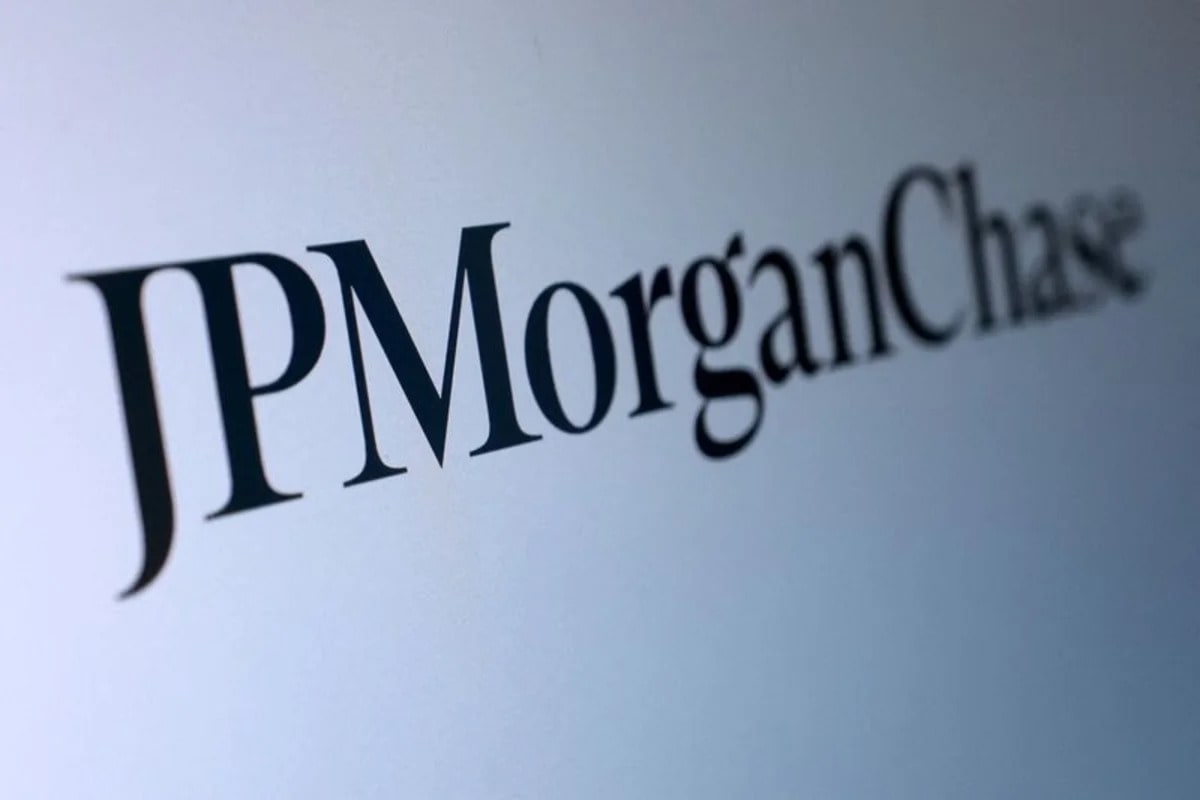 Former JPMorgan Chase banker expands lurid sexual harassment, racism lawsuit