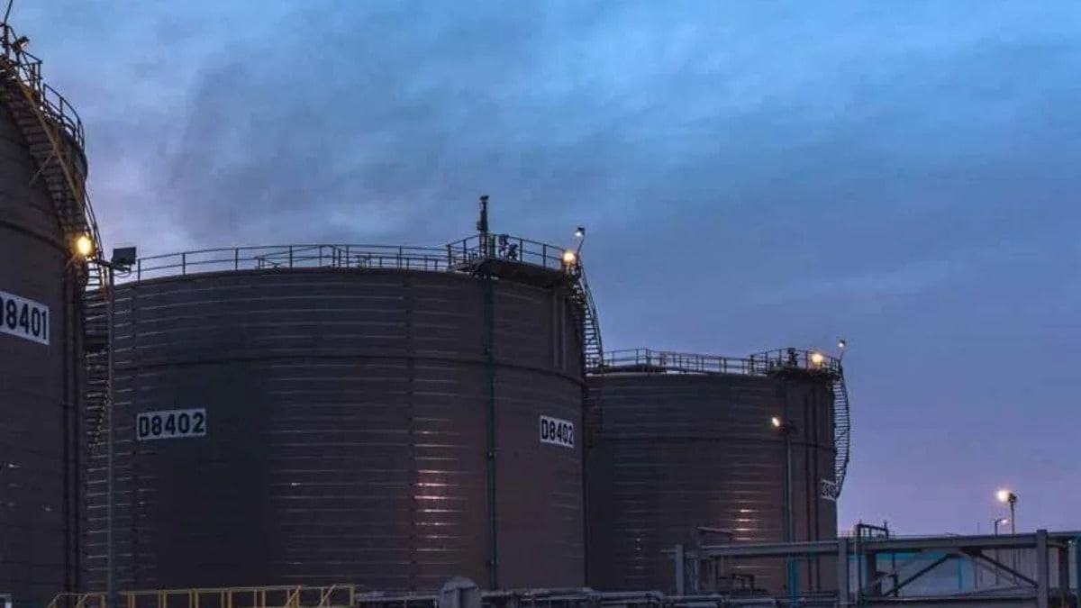 Standard Chartered: Oil Markets Must Now Price Two Middle East Chokepoints