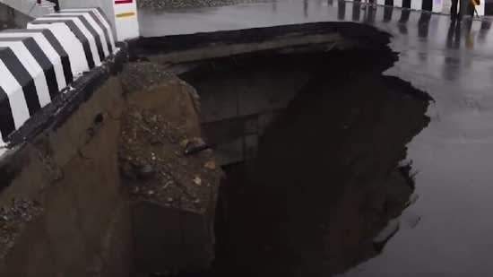 Portion of newly constructed  ₹16 crore bridge collapses in Dehradun after heavy rain | Video