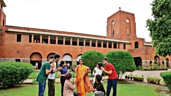 Delhi University Day 1: Cool gurus welcome freshers on Miranda House, St. Stephen's, LSR and Kirori Mal College campus