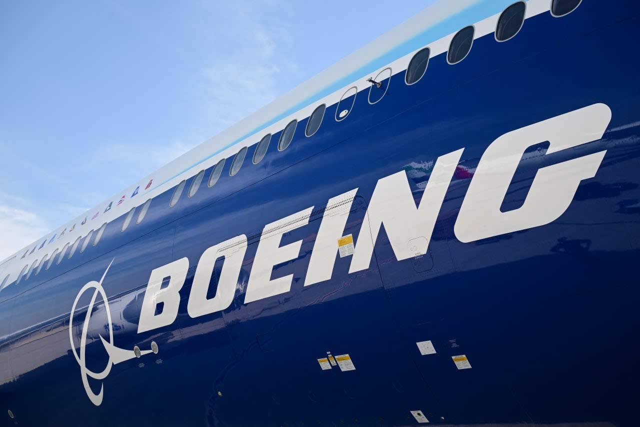 Boeing’s stock rallies as surprisingly large loss is offset by upbeat revenue and backlog