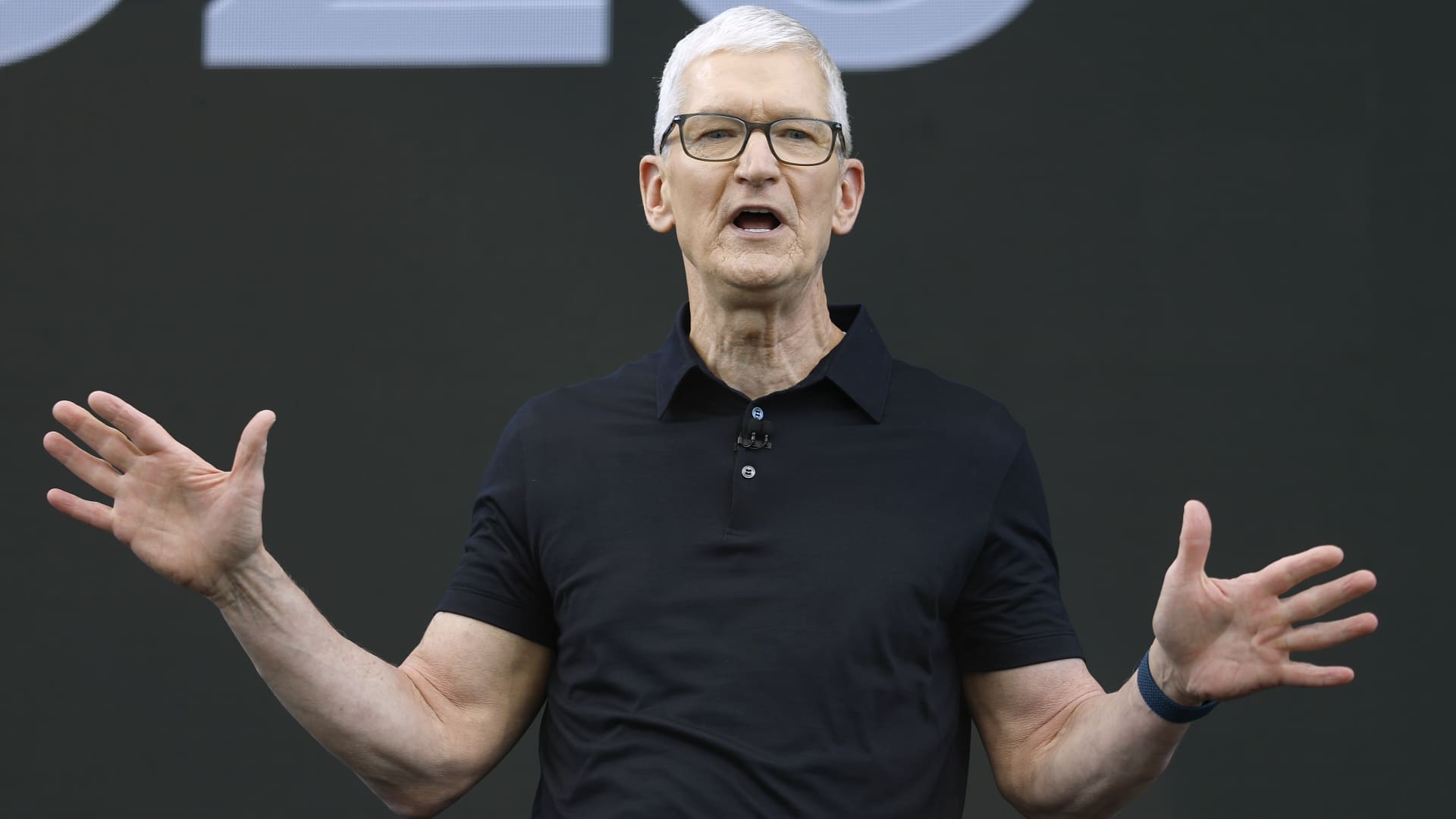 Apple shares just hit a record. Here's how trader Mike Khouw is playing the move