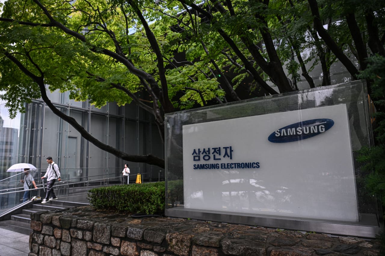 Samsung delivers record-setting profits, but the shares still can’t catch a break from investors.