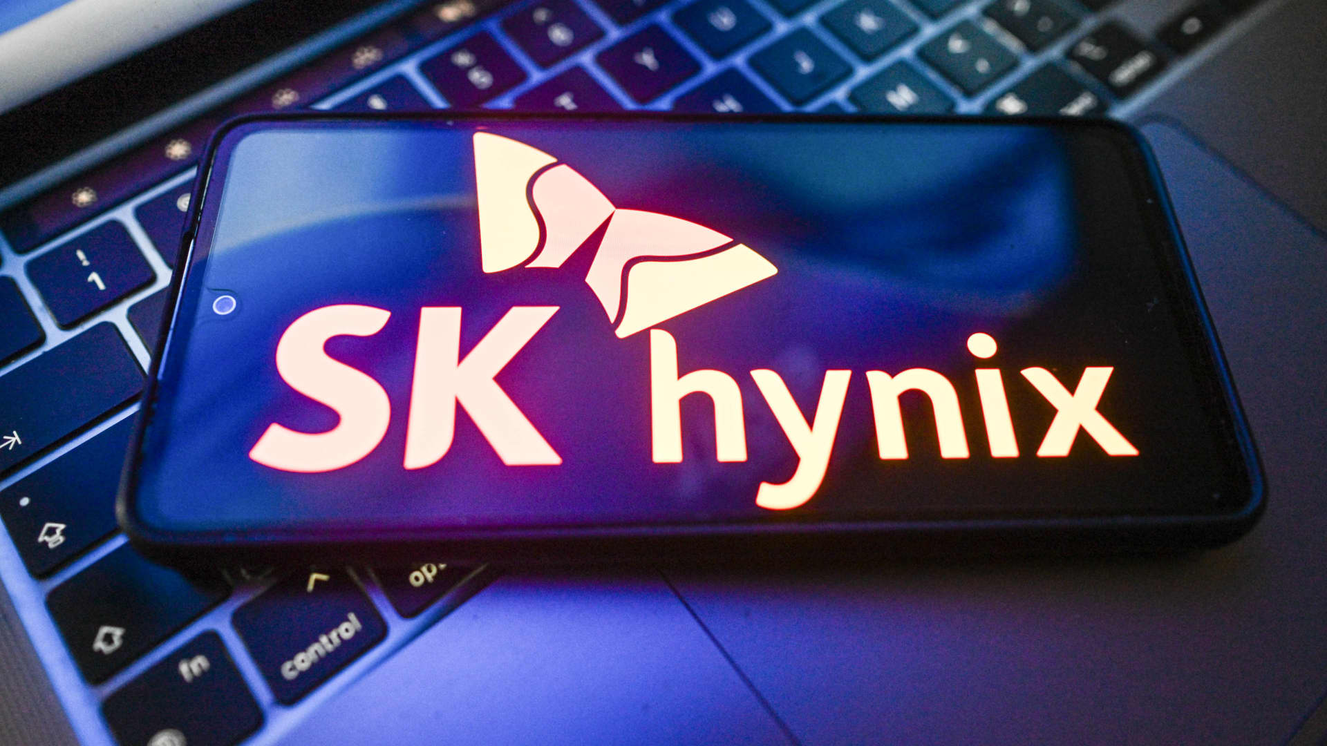 SK Hynix shares surge 25%, while Samsung soars over 20% as AI rally roars back