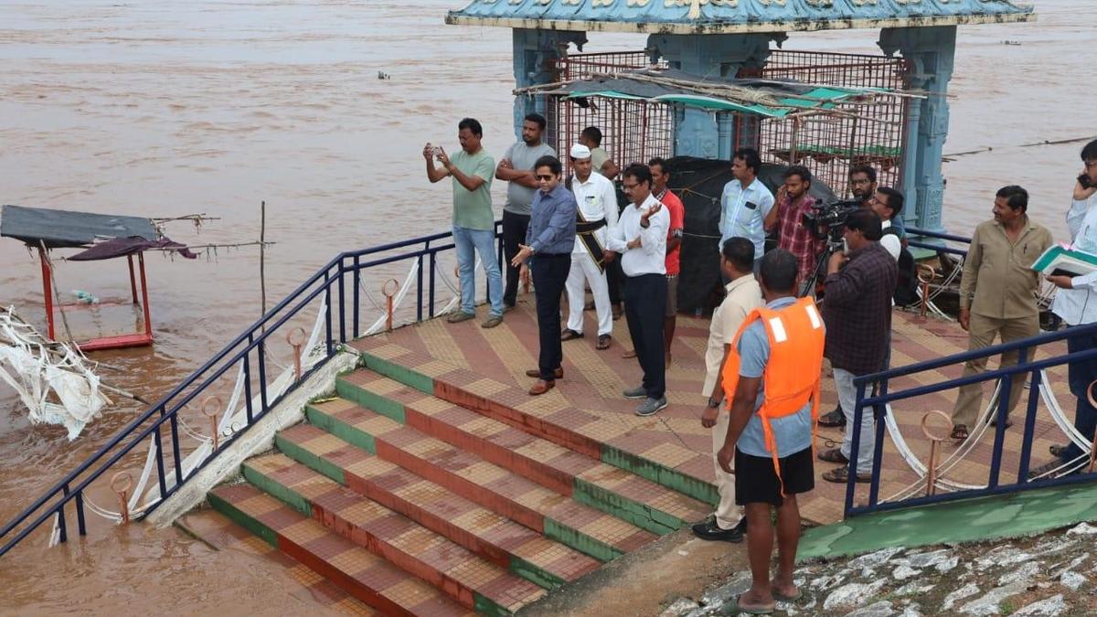 Godavari in spate at Bhadrachalam, swollen streams disrupt road links