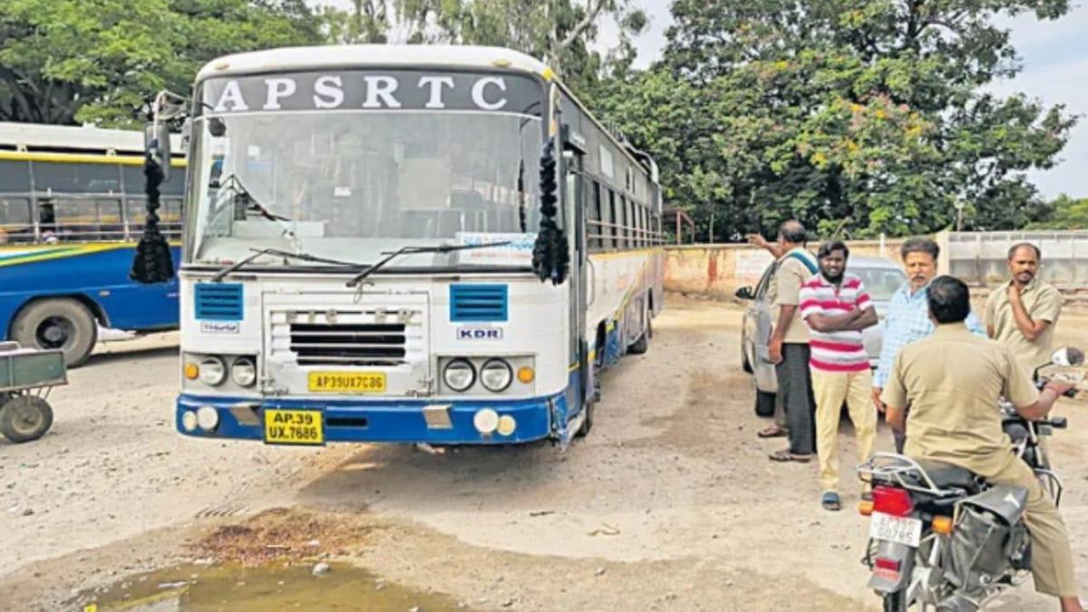 Drunk man drives away APSRTC bus, held after long chase