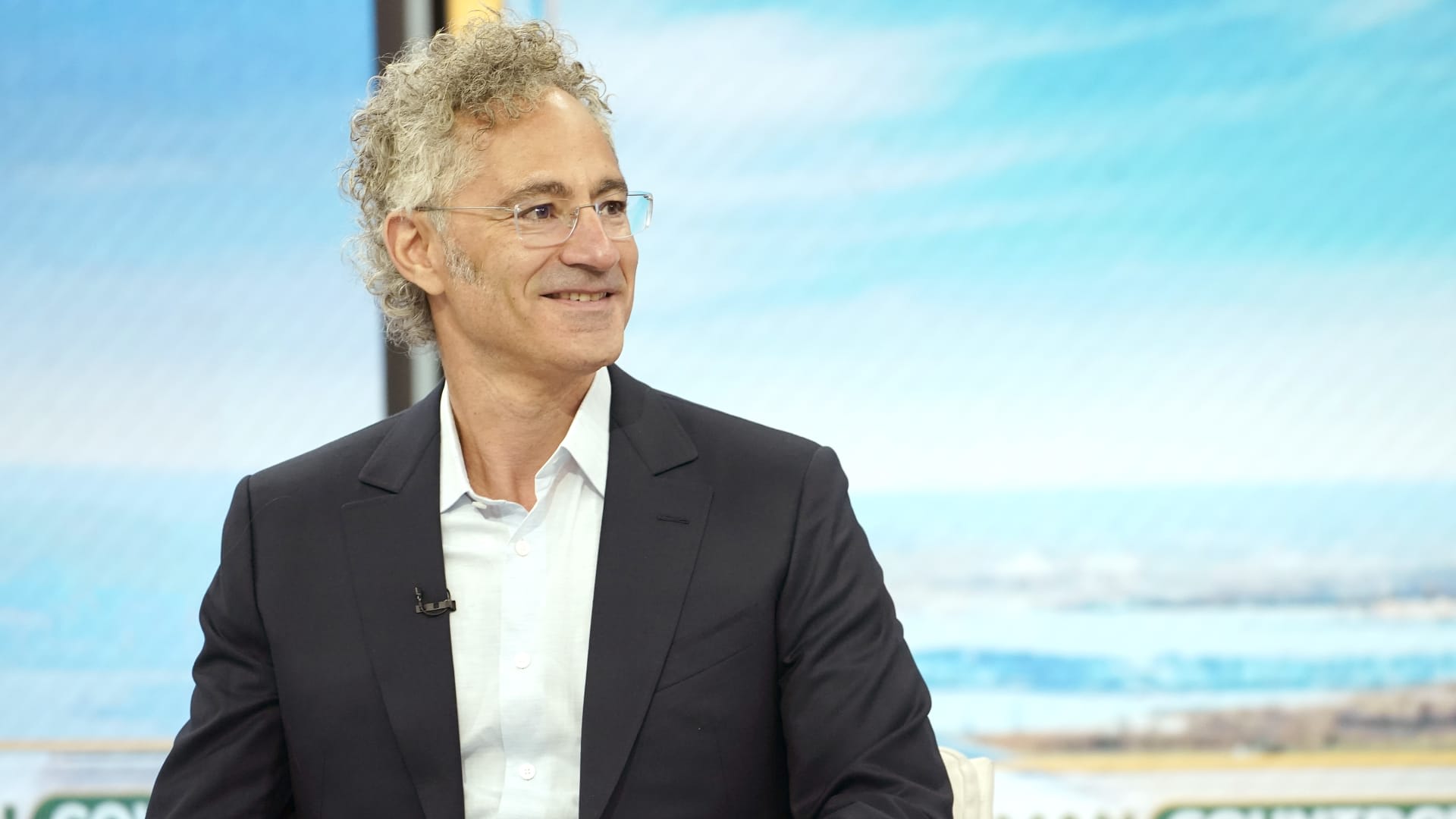 Palantir soars 12% on blowout quarter, with U.S. commercial revenue soaring nearly 150%