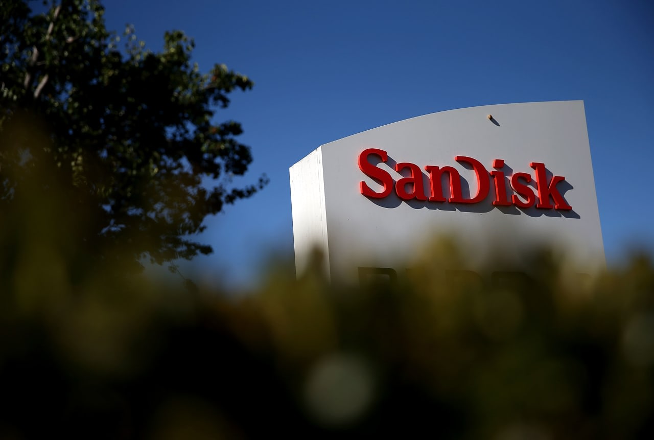 Sandisk’s stock falls as the company’s forecast doesn’t live up to high expectations