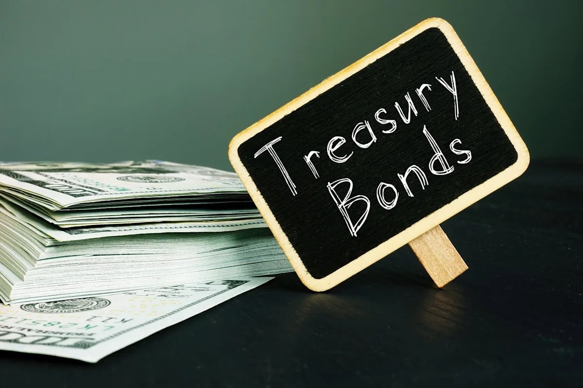 What Happens to a Bond ETF's Price When the Fed Cuts Rates -- Using the Actual Historical Data