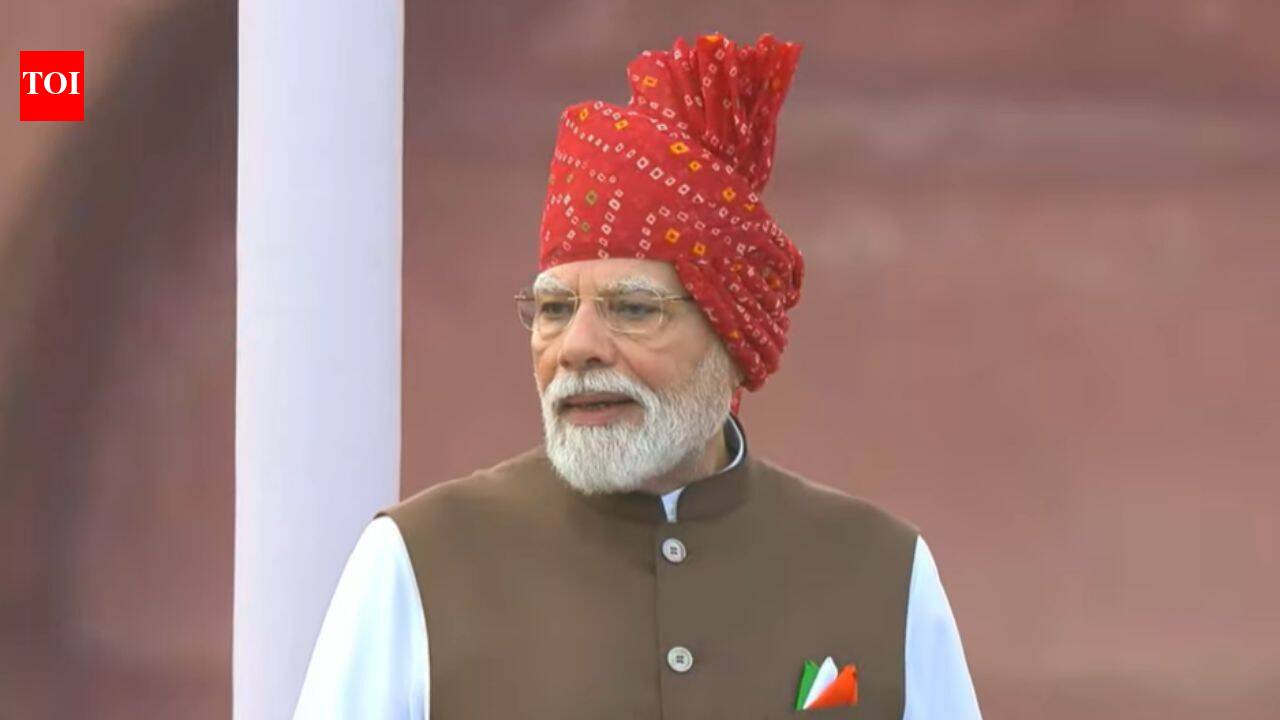 PM Modi dons red tie-and-dye turban for Independence Day address