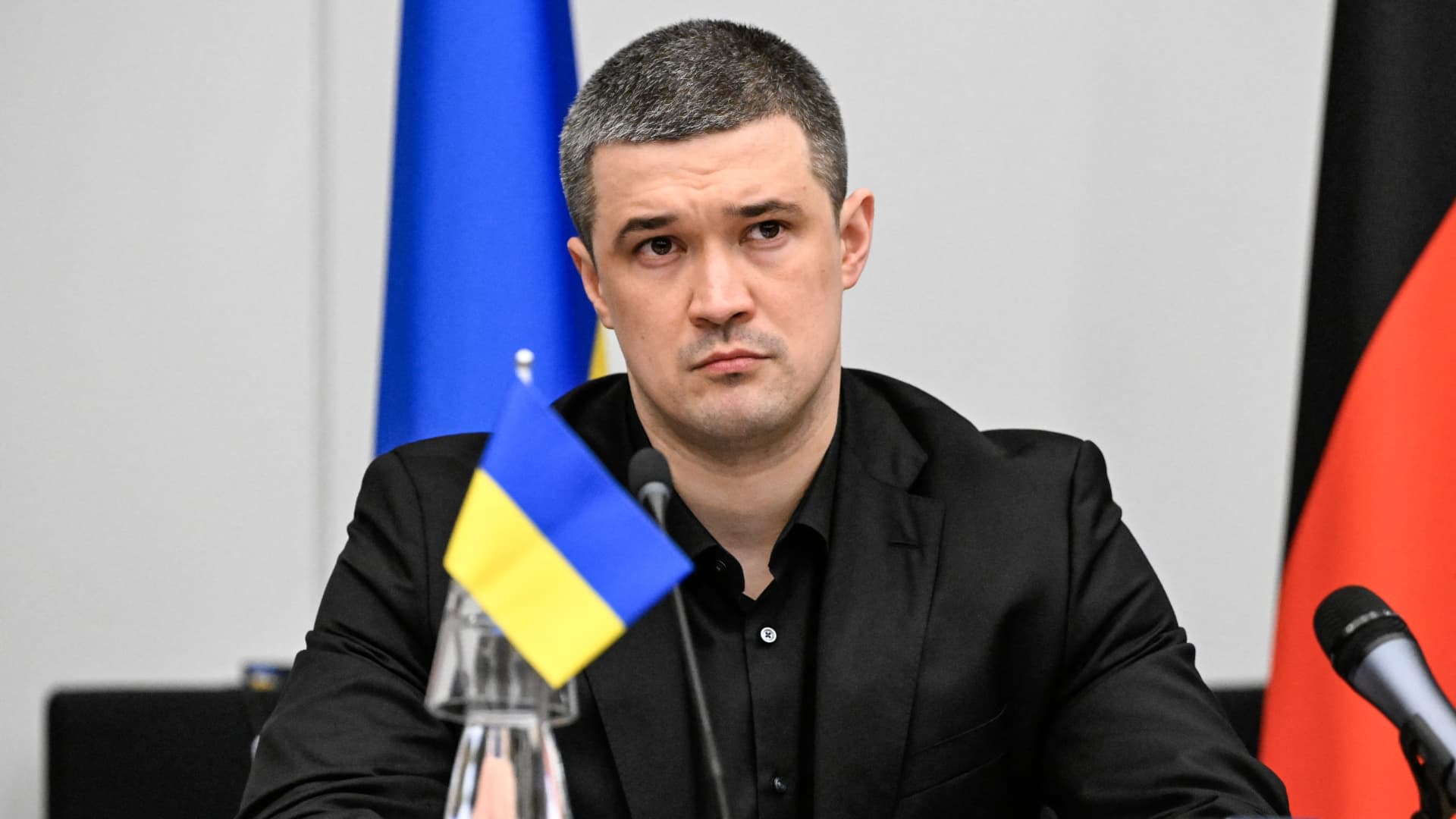 Zelenskyy faces challenge to his wartime rule as former defense chief calls for election