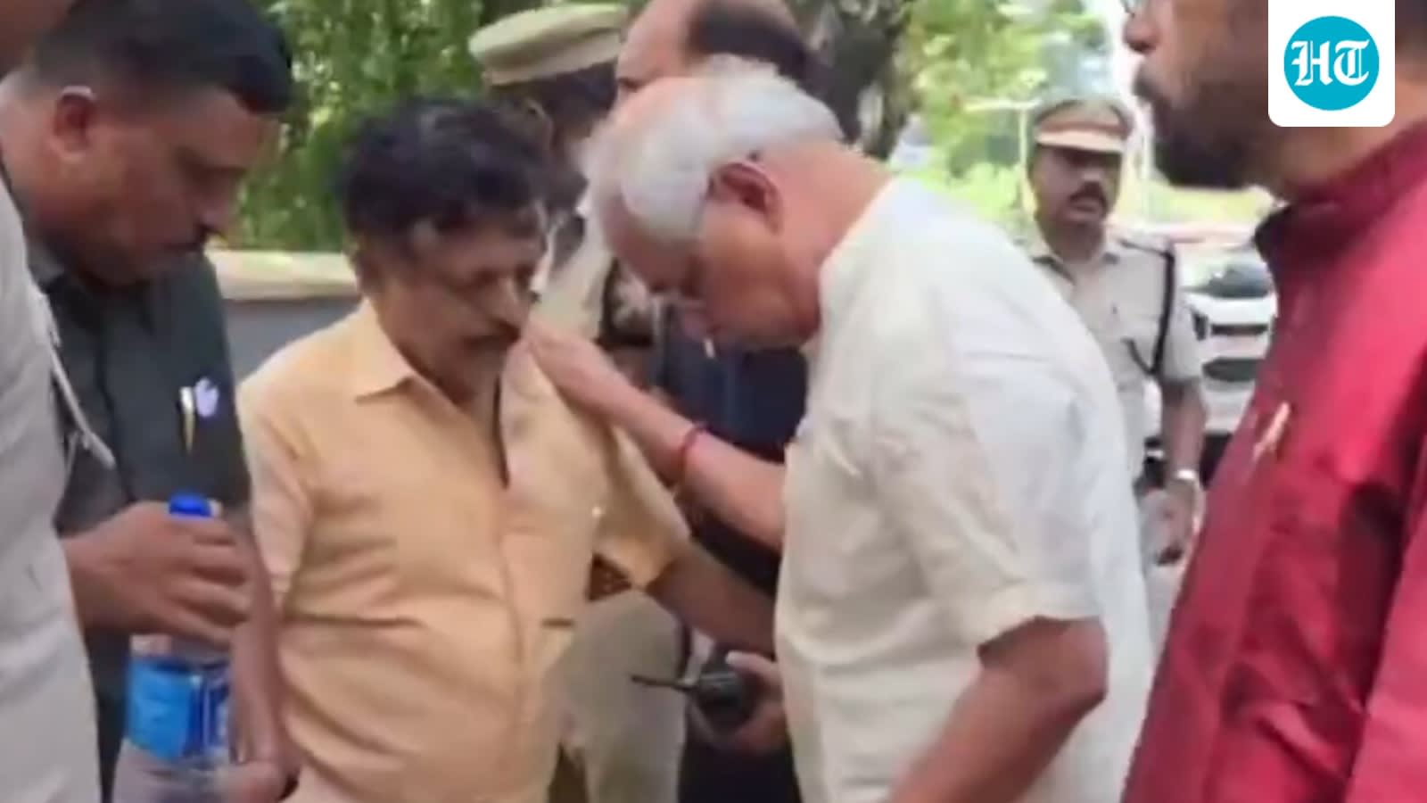 Man falls unconscious near Kerala Lok Bhavan, Governor Arlekar rushes to his aid