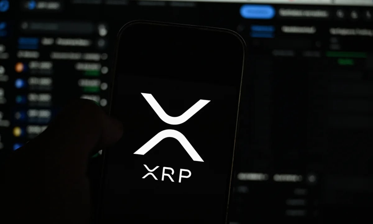 XRP Falls Below $1 For First Time Since 2024