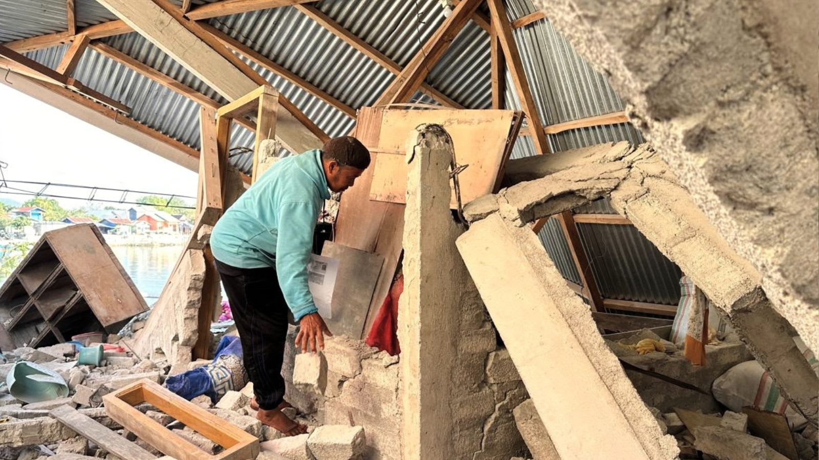 Days after Indonesia quake killed 53, another 5.9 earthquake Flores Island