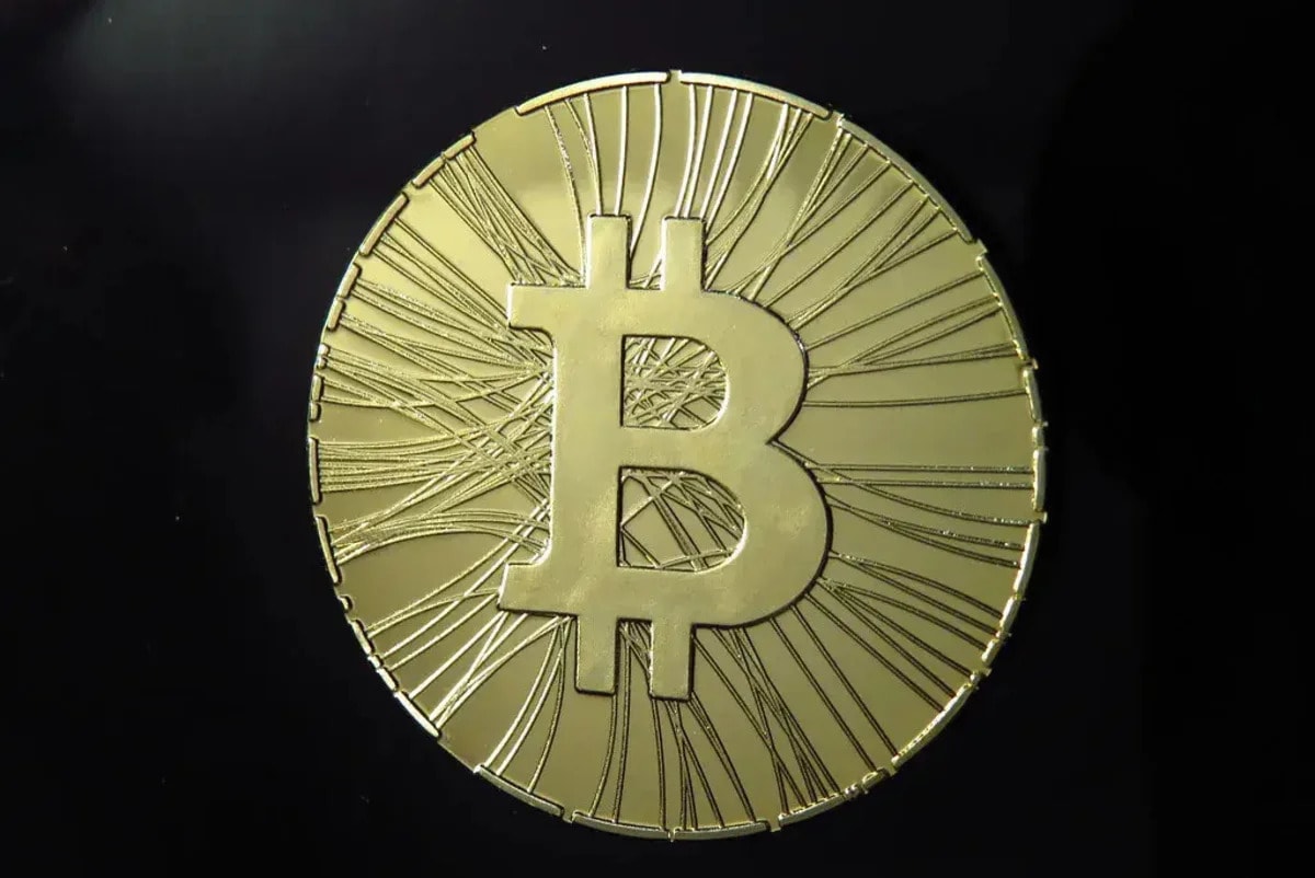 MARA Holdings Falls 5%, Riot Platforms Sinks 4% as Rates Outweigh a 35,577 Bitcoin Treasury