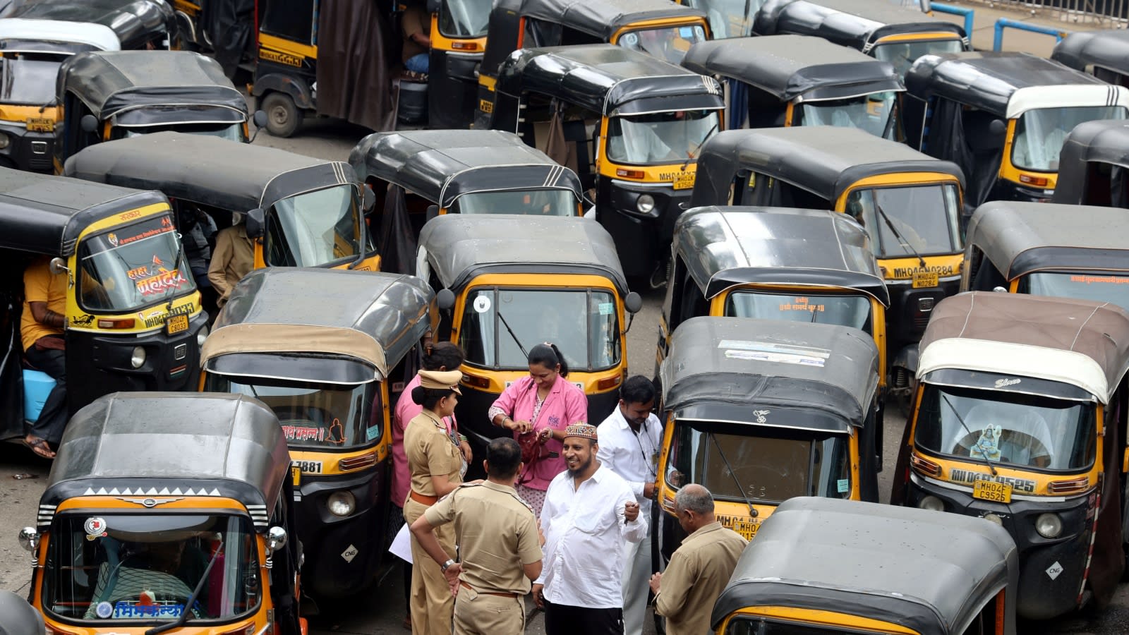 ‘I attended classes but can’t speak’: 1,268 auto and cab drivers get notices on Day 1 of Marathi test