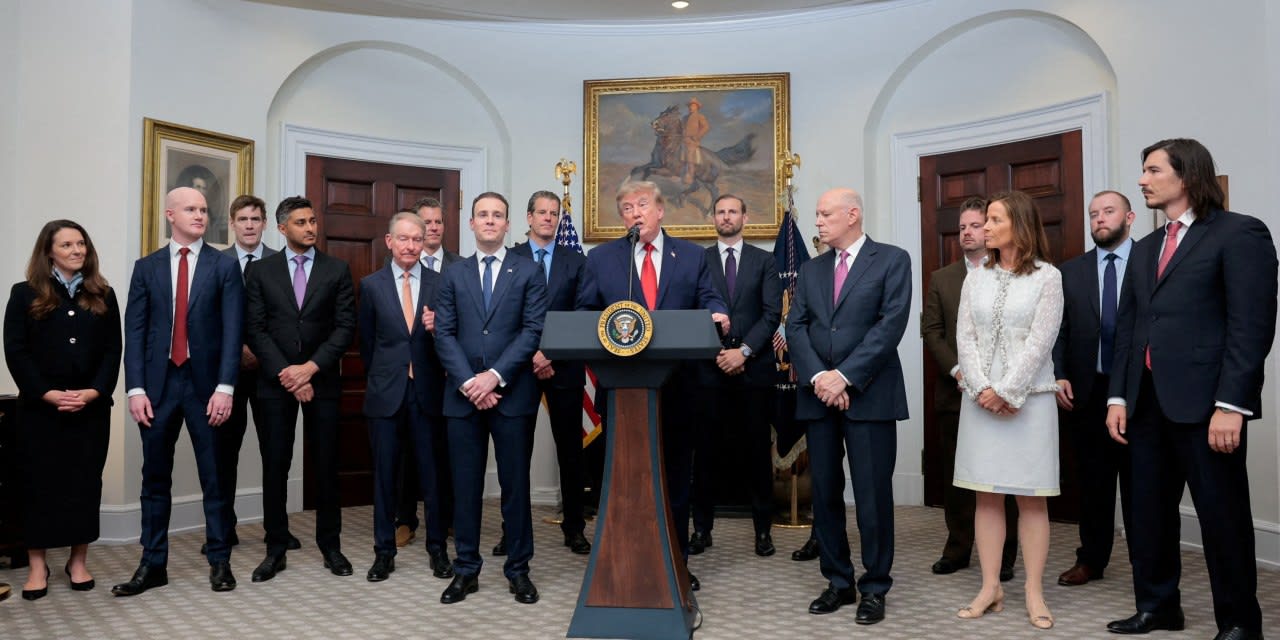 Trump Urges Congress to Pass Clarity Act During Meeting With Crypto Executives