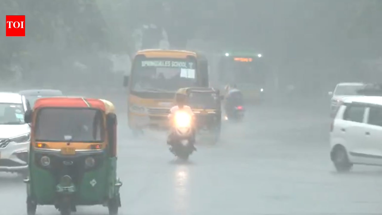 Heavy rain lashes Delhi-NCR; Gurgaon offices, schools shift to online mode