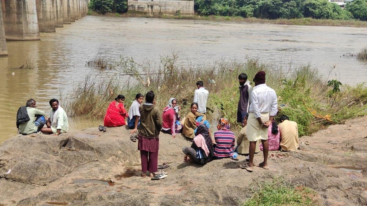 Shivamogga: Mother and three children jump into Tunga river; locals rescue two, two others still missing