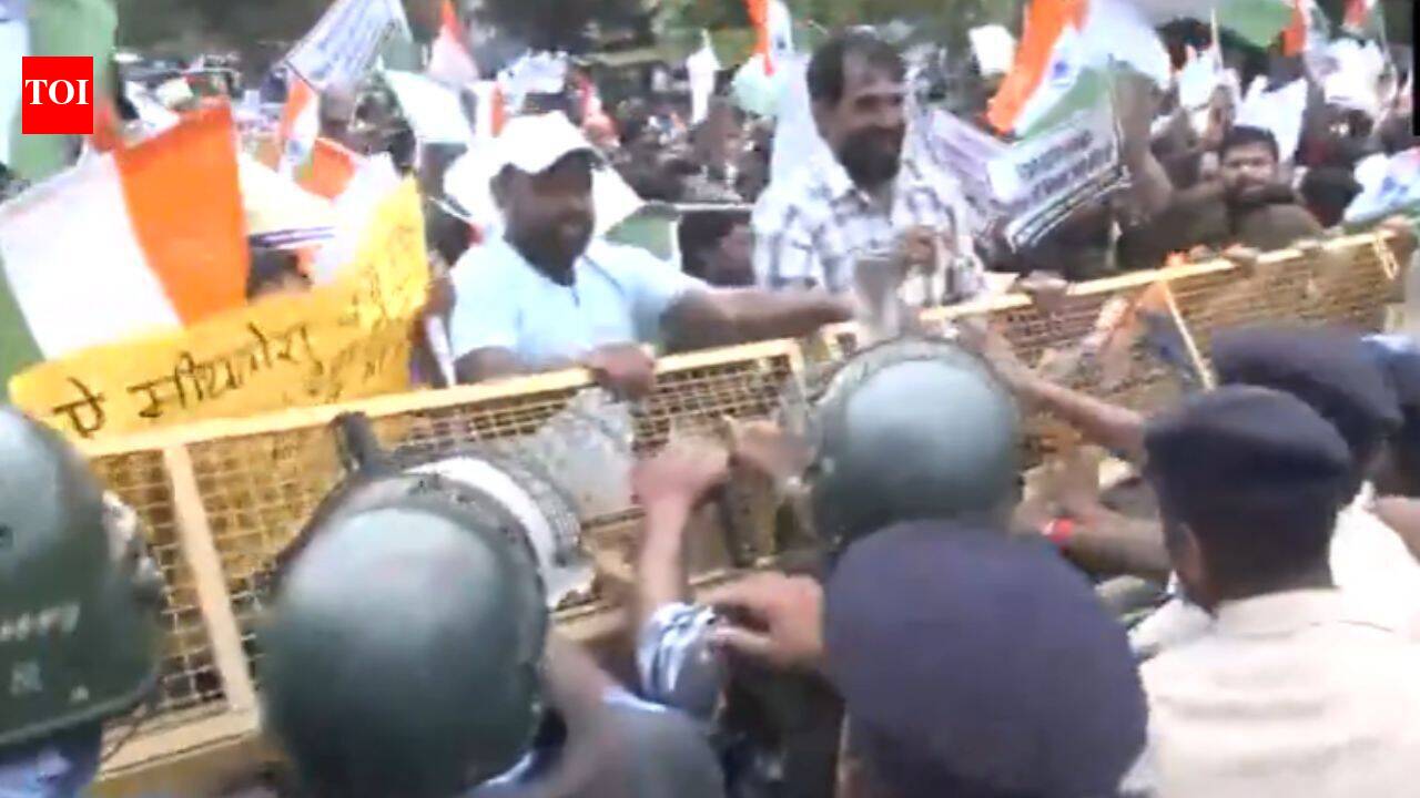 BPSC row: Students break barricades, march towards Raj Bhavan in Patna