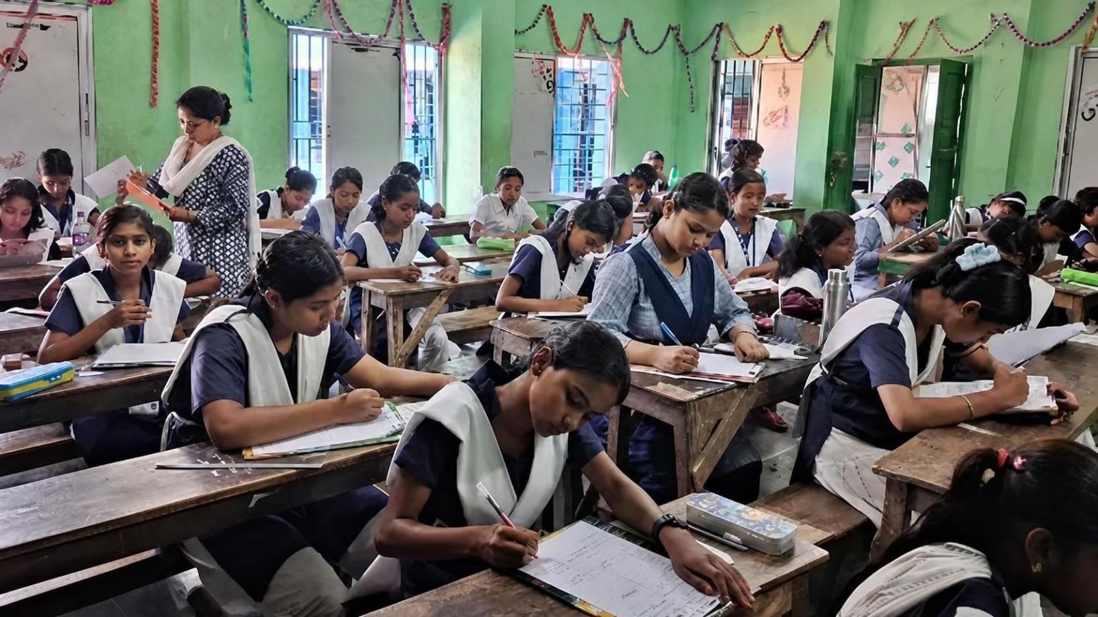 4,133 schools in Bengal have no students but 19,502 teachers: Central report
