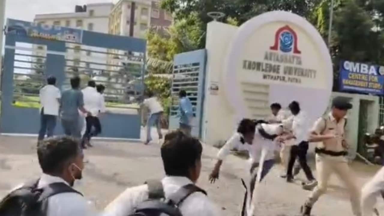 On Camera, Students Clash With Cops In Patna Over Exam Irregularities