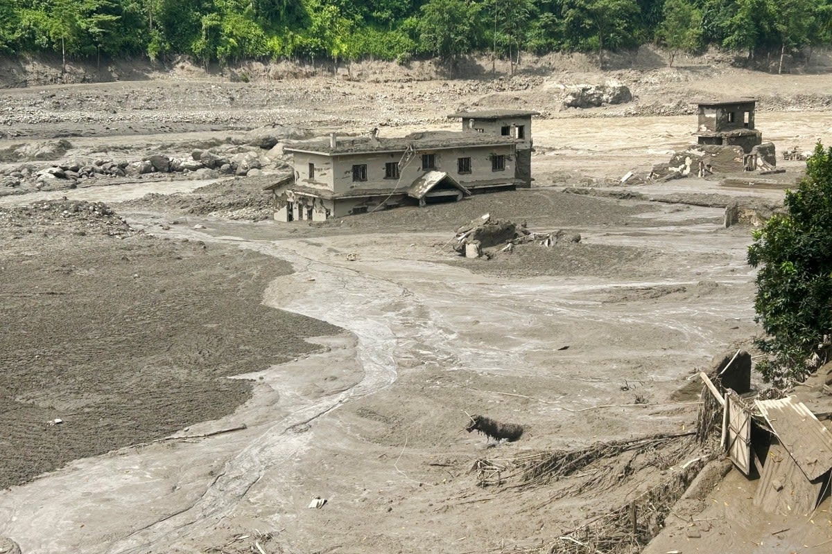 US Earthquake Monitor Clarifies Nepal "Quake" Was 'Powerful Landslide'