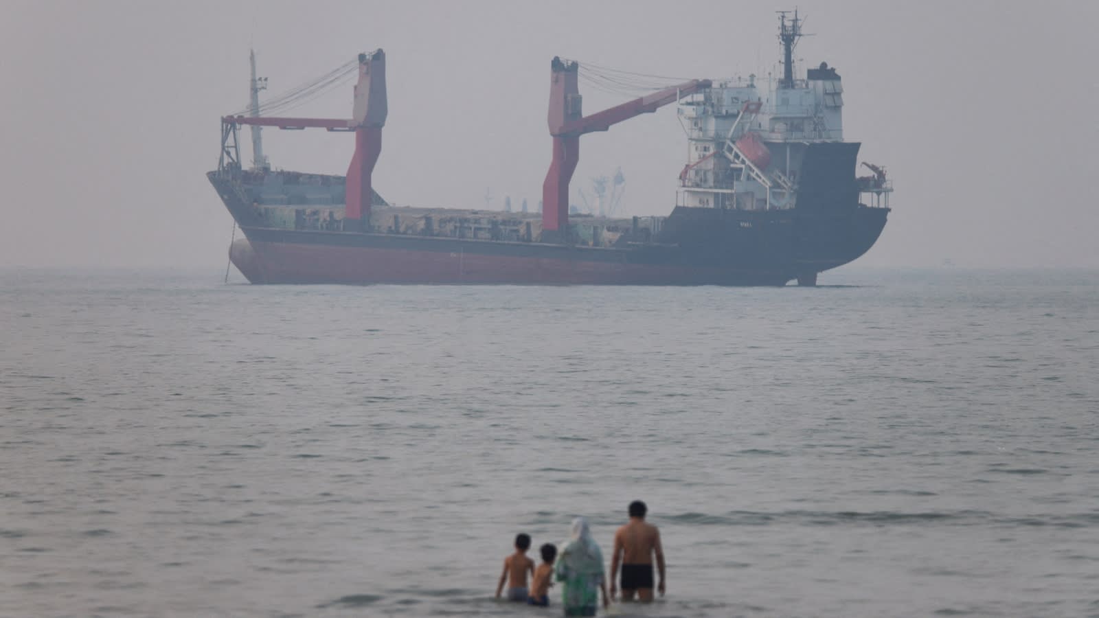 World News Live Updates: Iran, Oman agree to share revenues from Strait of Hormuz
