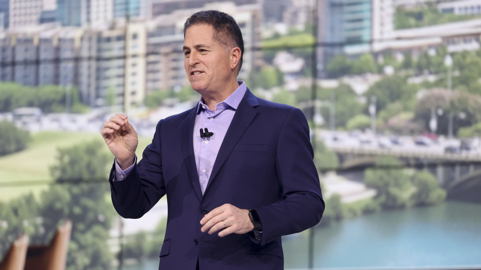 Dell surges 8% after lifting fiscal 2027 forecast on AI server strength