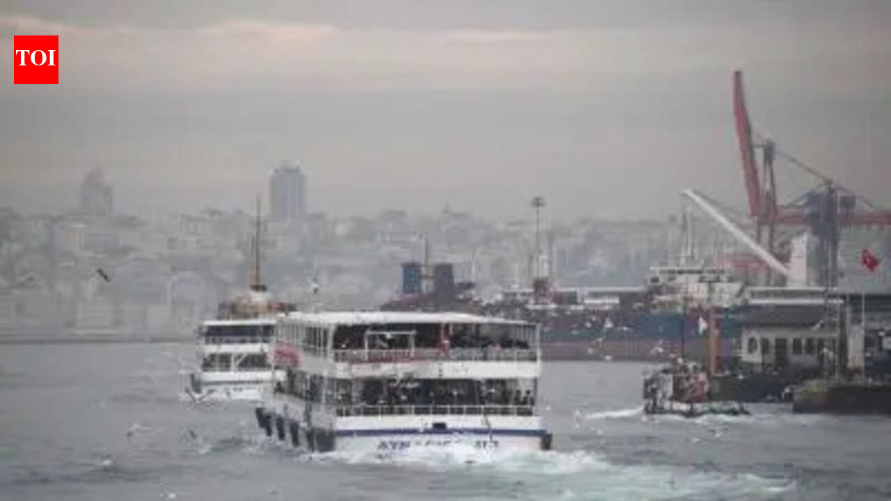 Two Turkish-flagged vessels collide off Istanbul; 10 crew members unreachable
