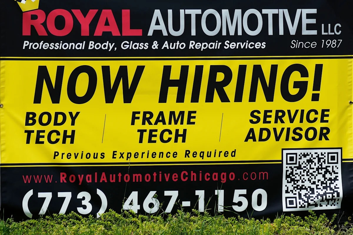 US job openings rise slightly to 7.3 million as labor market remains sturdy despite higher costs
