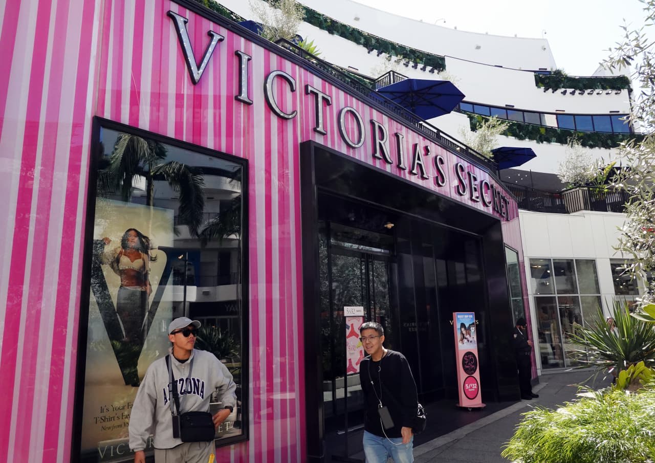 Victoria’s Secret sees strong ‘bras and Pink’ sales, but not enough to satisfy investors