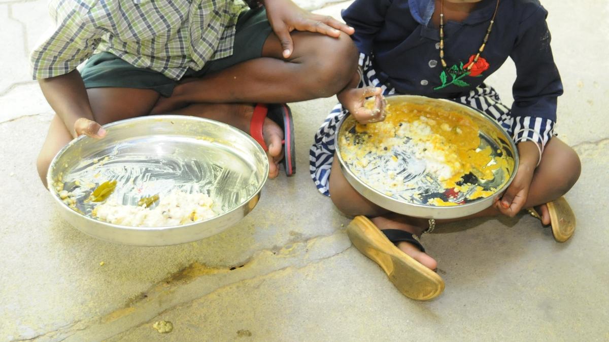 T.N. man instigates schoolgirl to mix cow dung powder in free breakfast scheme sambar at Erode school, arrested