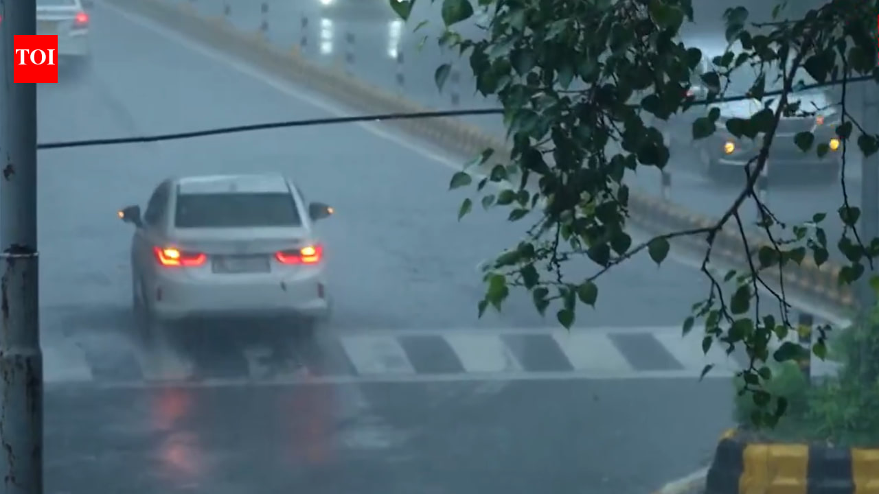 Heavy rain lashes parts of Delhi-NCR; IMD issues red alert, flights ops hit