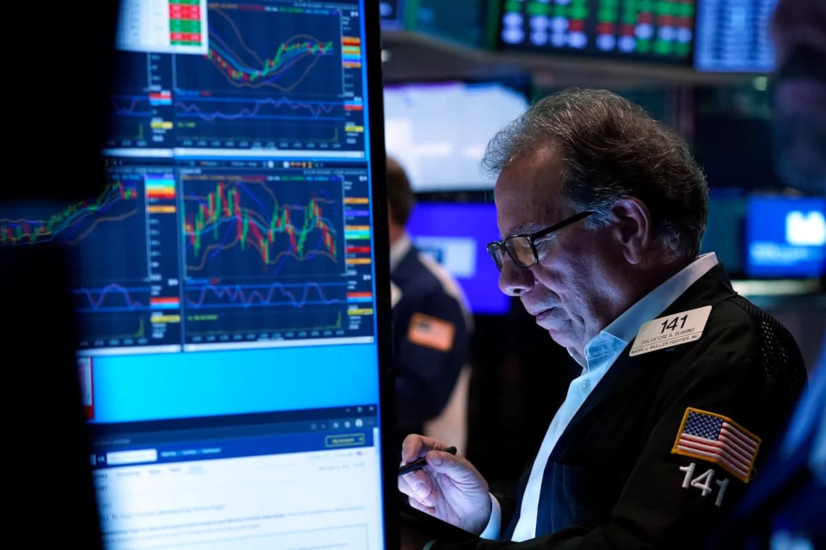 Divide over yields: Fed officials see a stronger economy, Wall Street frets over oil prices and deficits.