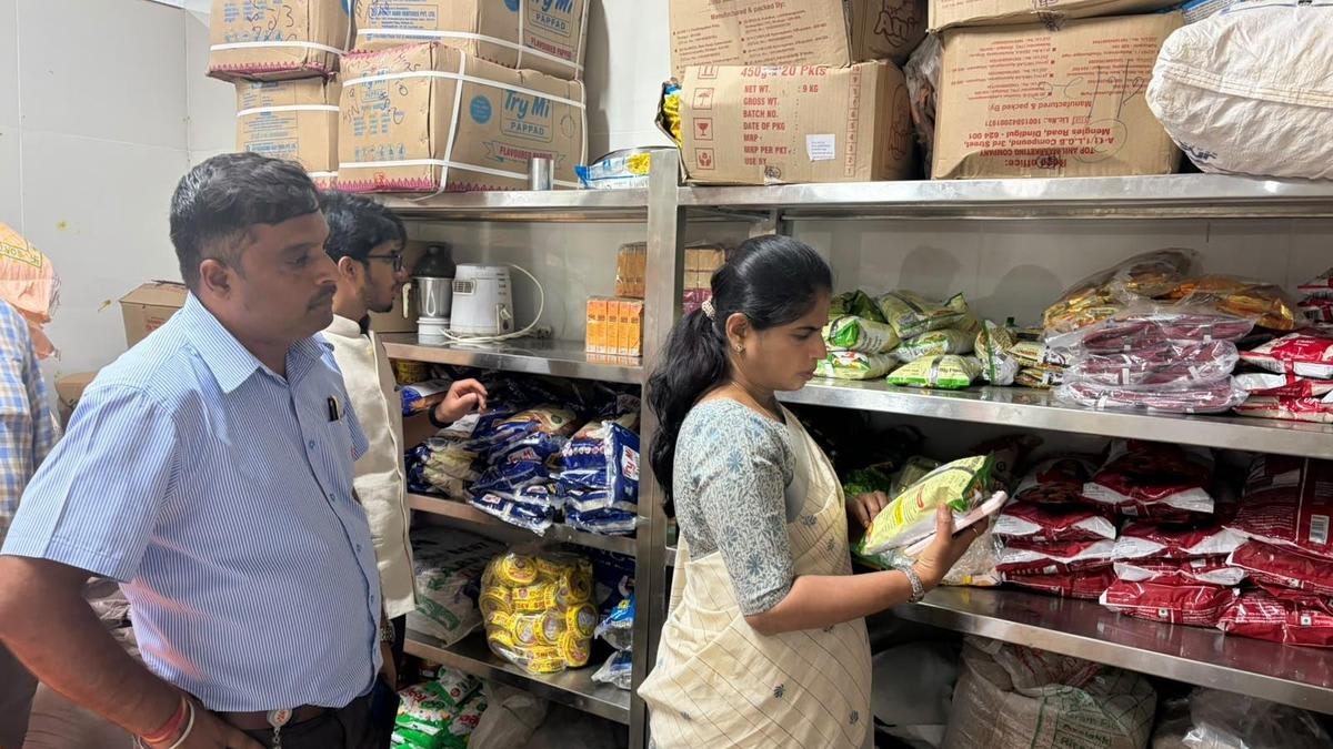 Chamarajanagar DC conducts surprise inspection of hotels, restaurants
