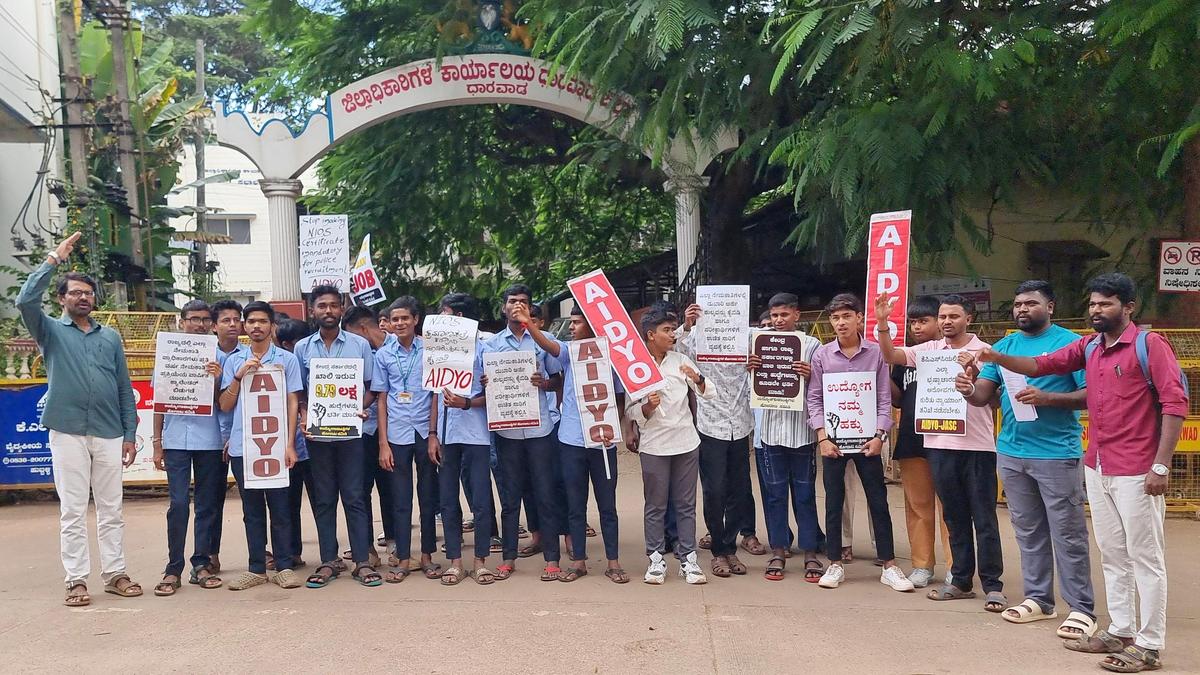 Protesters seek recruitment notification for 72,000 vacancies in Karnataka