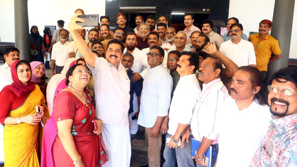 Samsudheen returns to alma mater, calls for colleges to become cultural centres