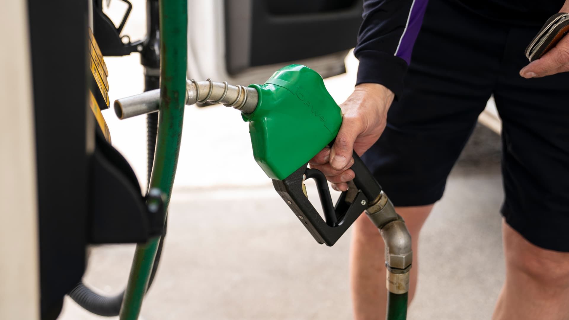 U.S. diesel price tops $6 per gallon, a record high as Ukraine and Iran wars ripple through economy
