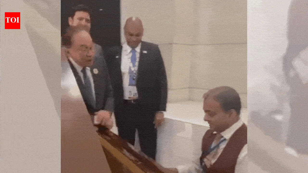 Watch: Malaysian PM sings Kishore Kumar's 'Khwaab Ho Tum ...' at Brics gala dinner