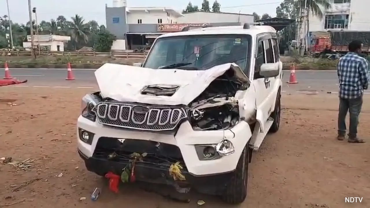 4 Killed After Scorpio Rams Pilgrims In Andhra Pradesh