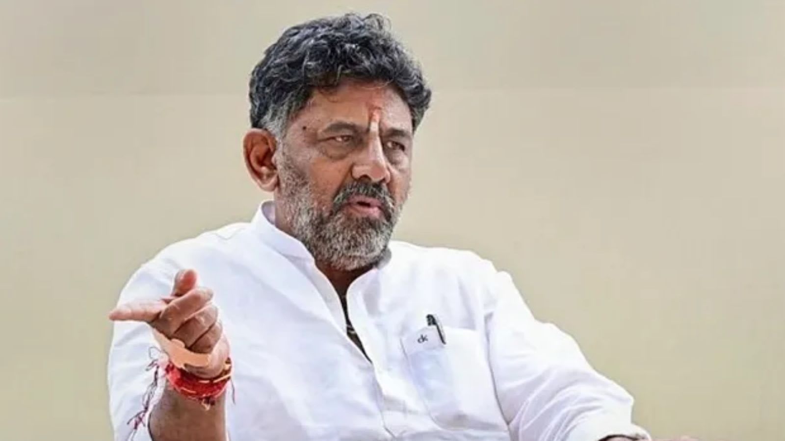 Cop stops Karnataka ministers at Mysuru Dasara; CM Shivakumar orders probe