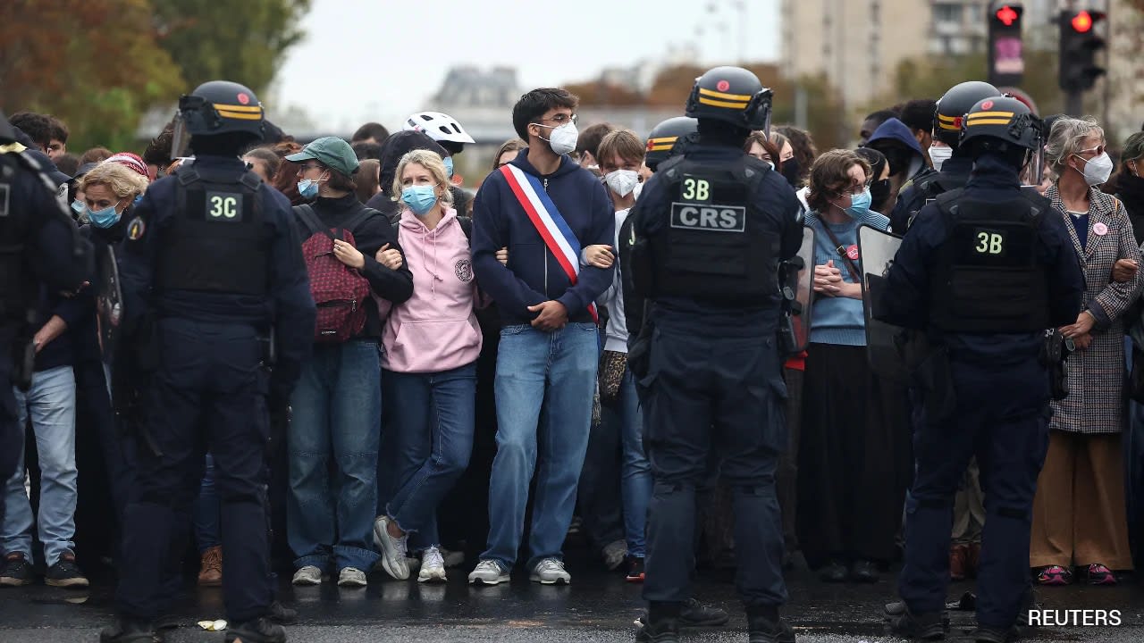 Thousands March On Paris Streets After Court Lifts Macron's Protest Ban