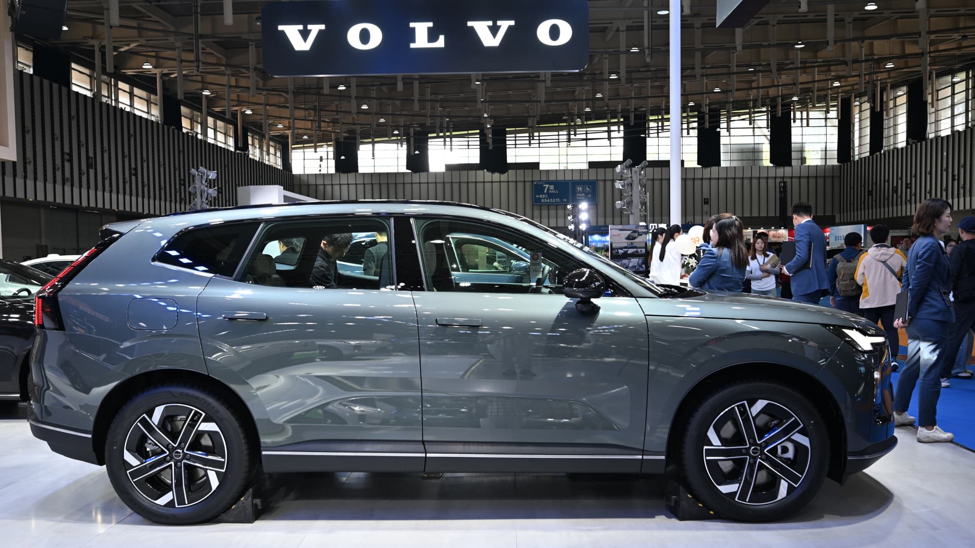 Volvo Cars shares plunge 31% amid China, U.S. slump and fresh job cuts