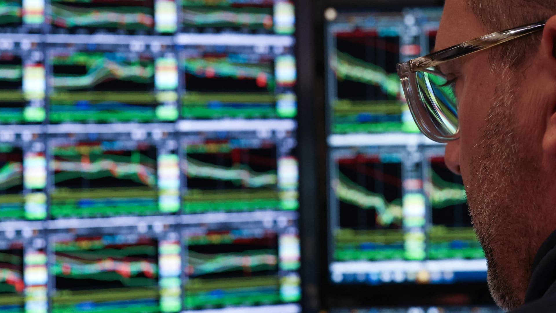 10-year Treasury yield drops back to 5% this week as investors seek cover from AI worries