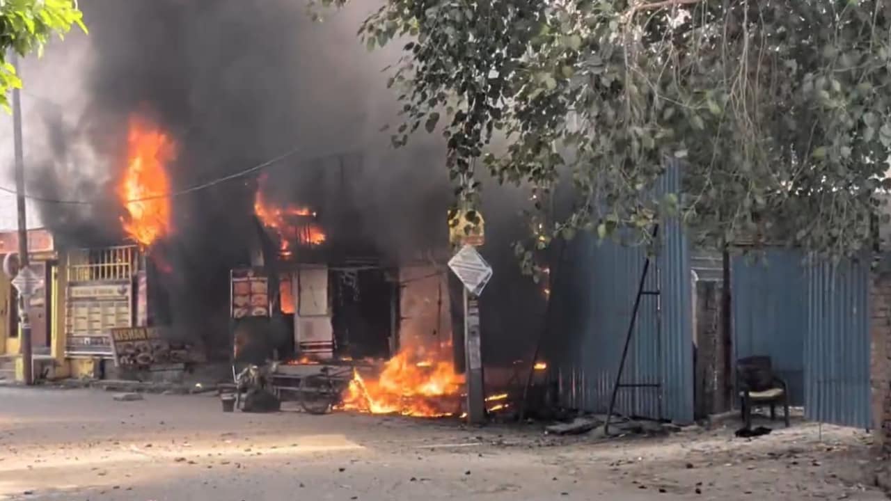 1 Killed As Massive Fire Engulfs 5 Shops In Noida