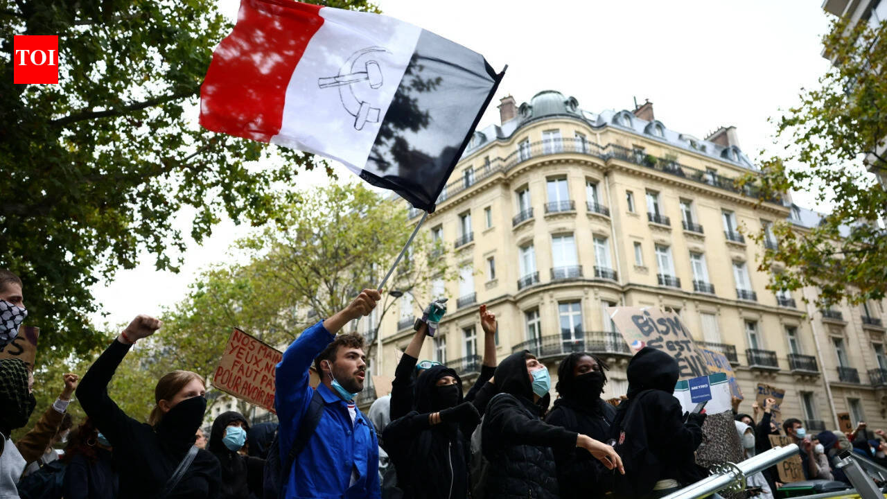 Protesters, cops clash; over 4 lakh march across country - France crisis in videos