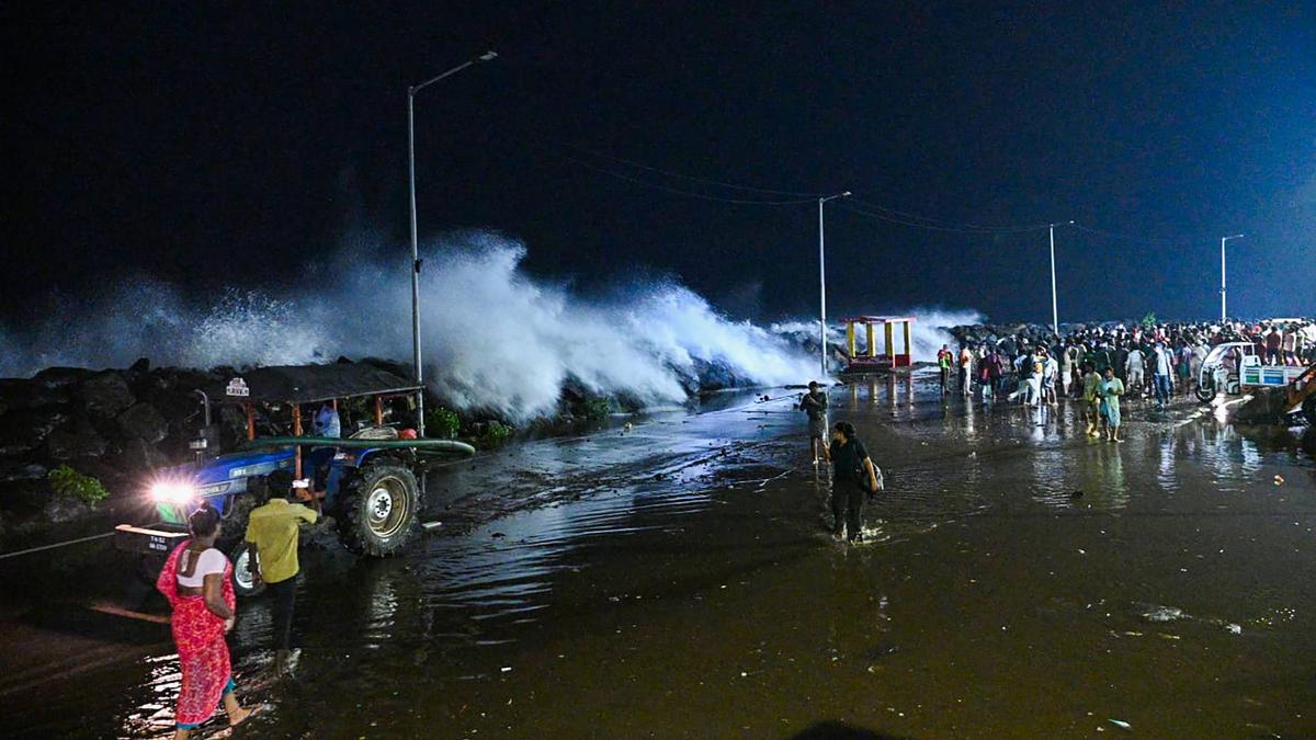 Cyclone Arnab causes high waves in north Chennai, Tiruvallur